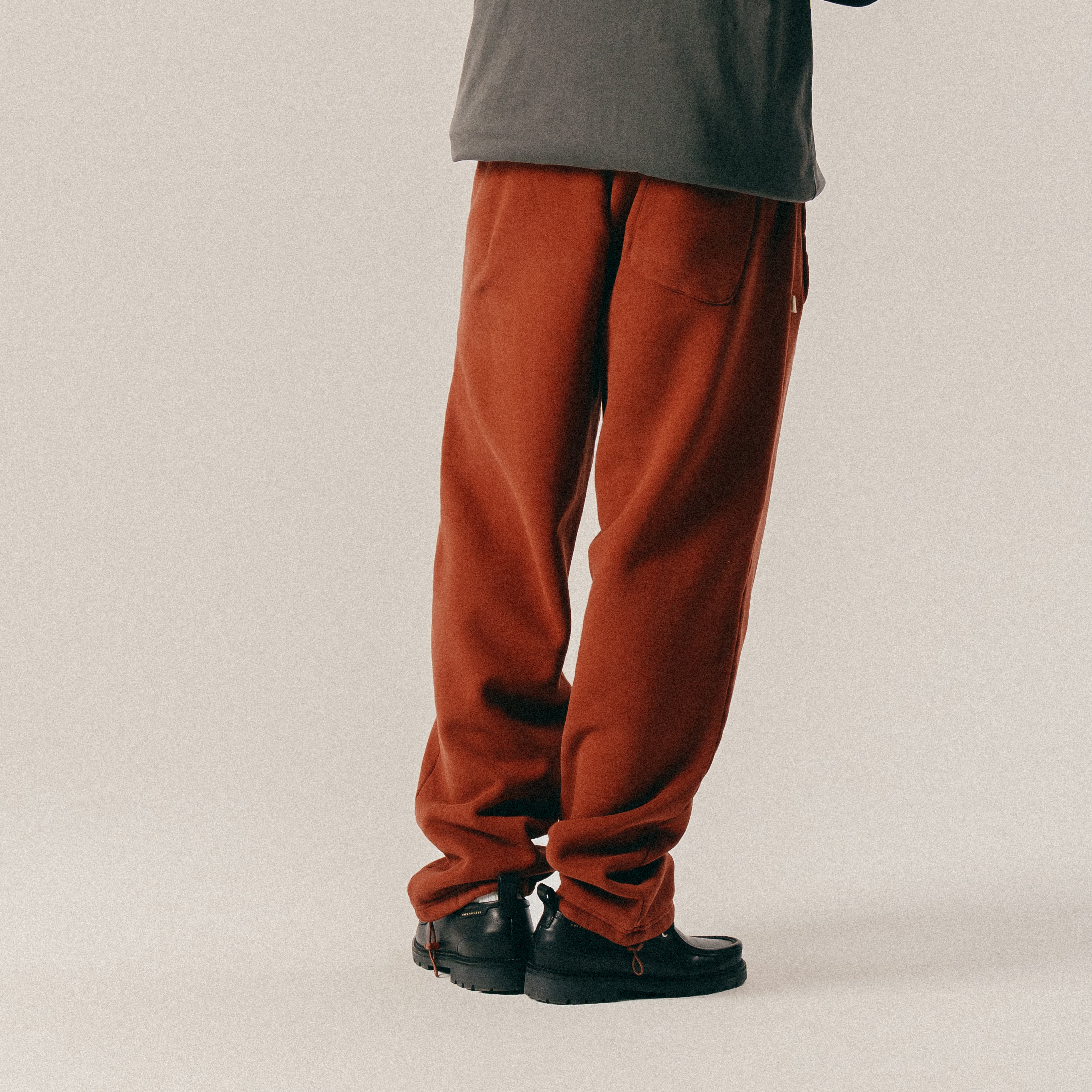 BLKVIS SCRIPT SWEATPANTS - MADDER BROWN