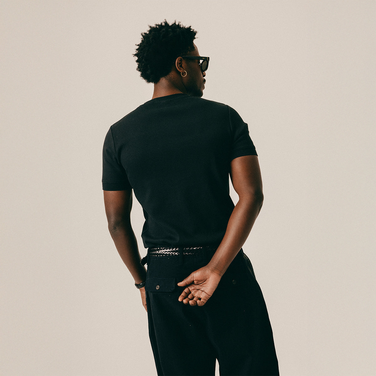 SCIRPT FITTED TEE - BLACK