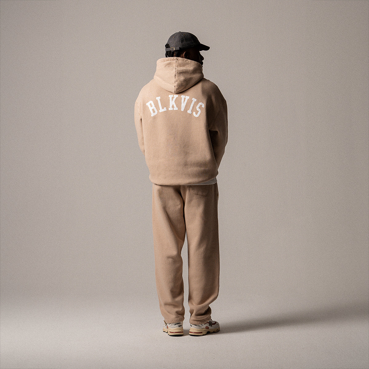 BLKVIS LOGO HOODY - HUMUS