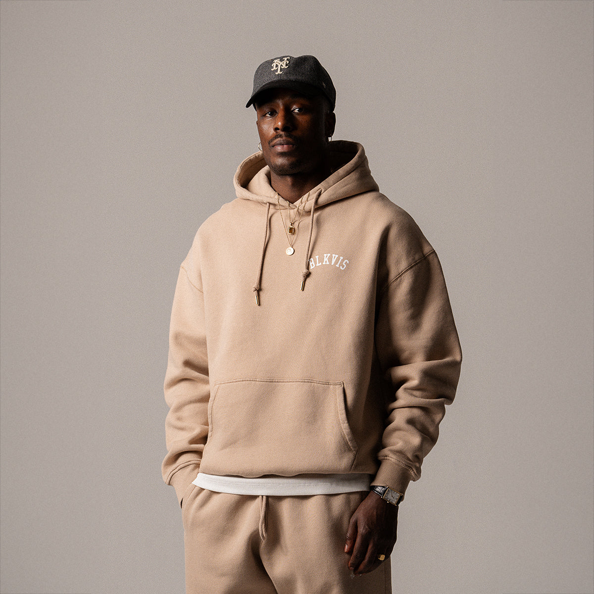 BLKVIS LOGO HOODY - HUMUS