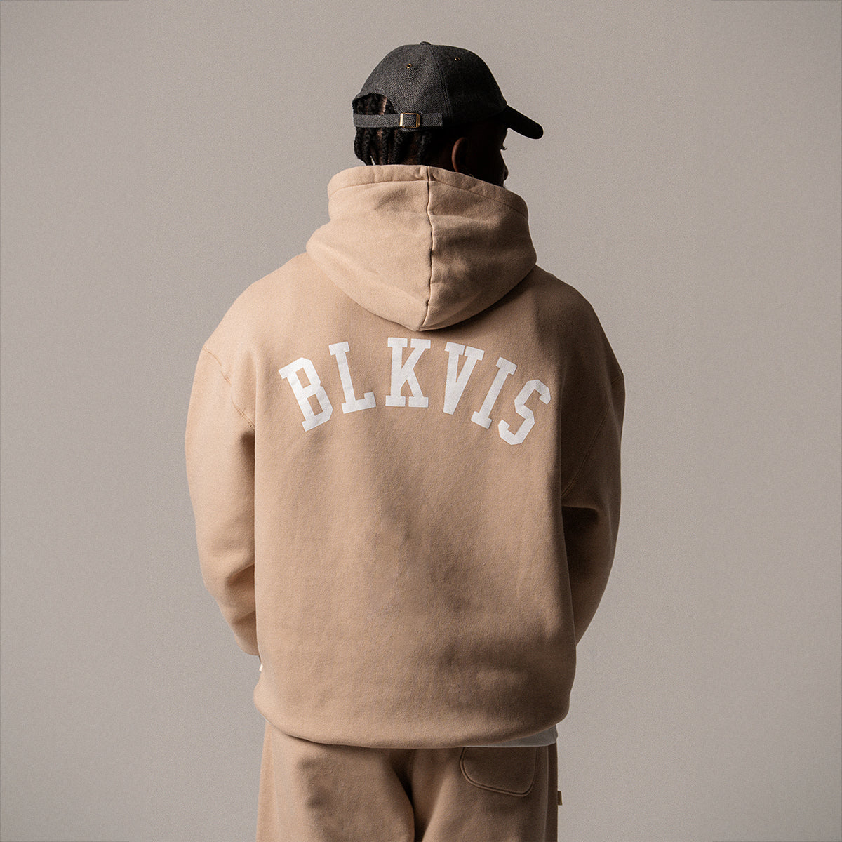 BLKVIS LOGO HOODY - HUMUS