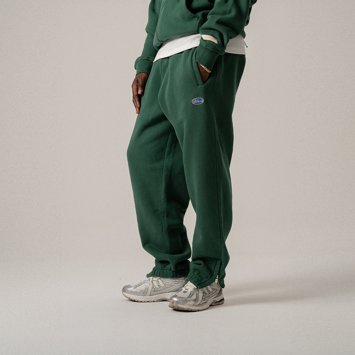 BLKVIS SCRIPT SWEATPANTS - HUNTER GREEN