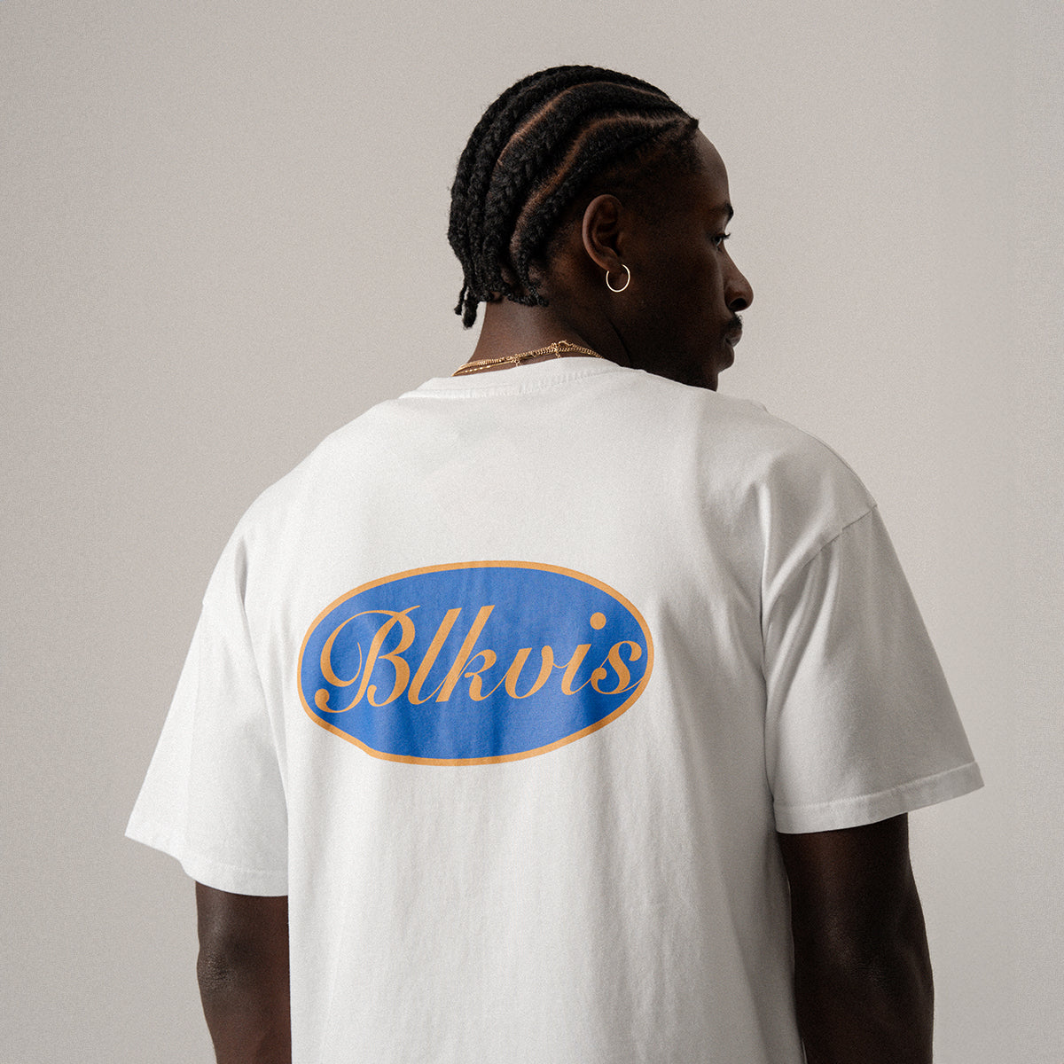 BLKVIS SCRIPT TEE - WHITE