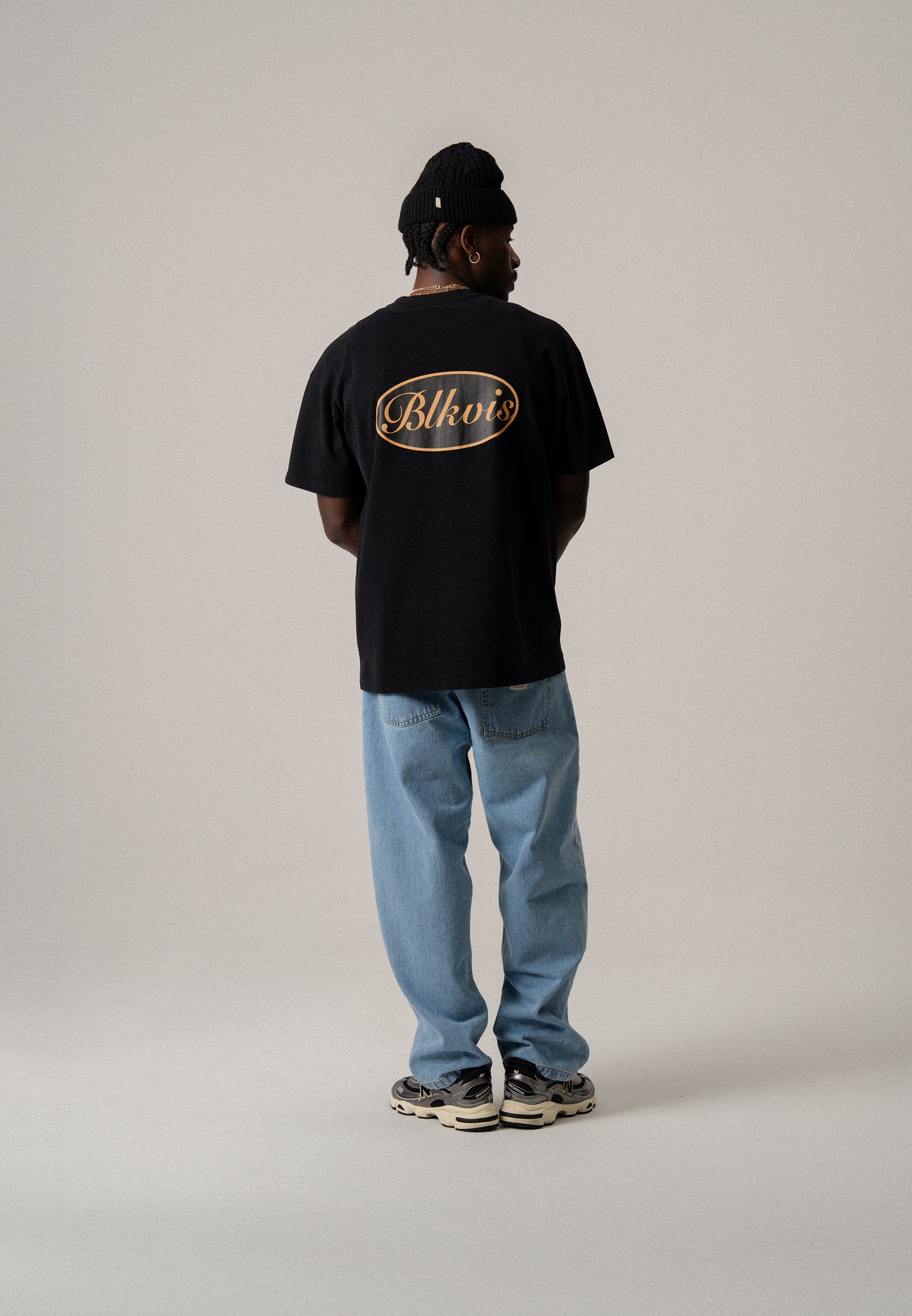 BLKVIS SCRIPT TEE - BLACK