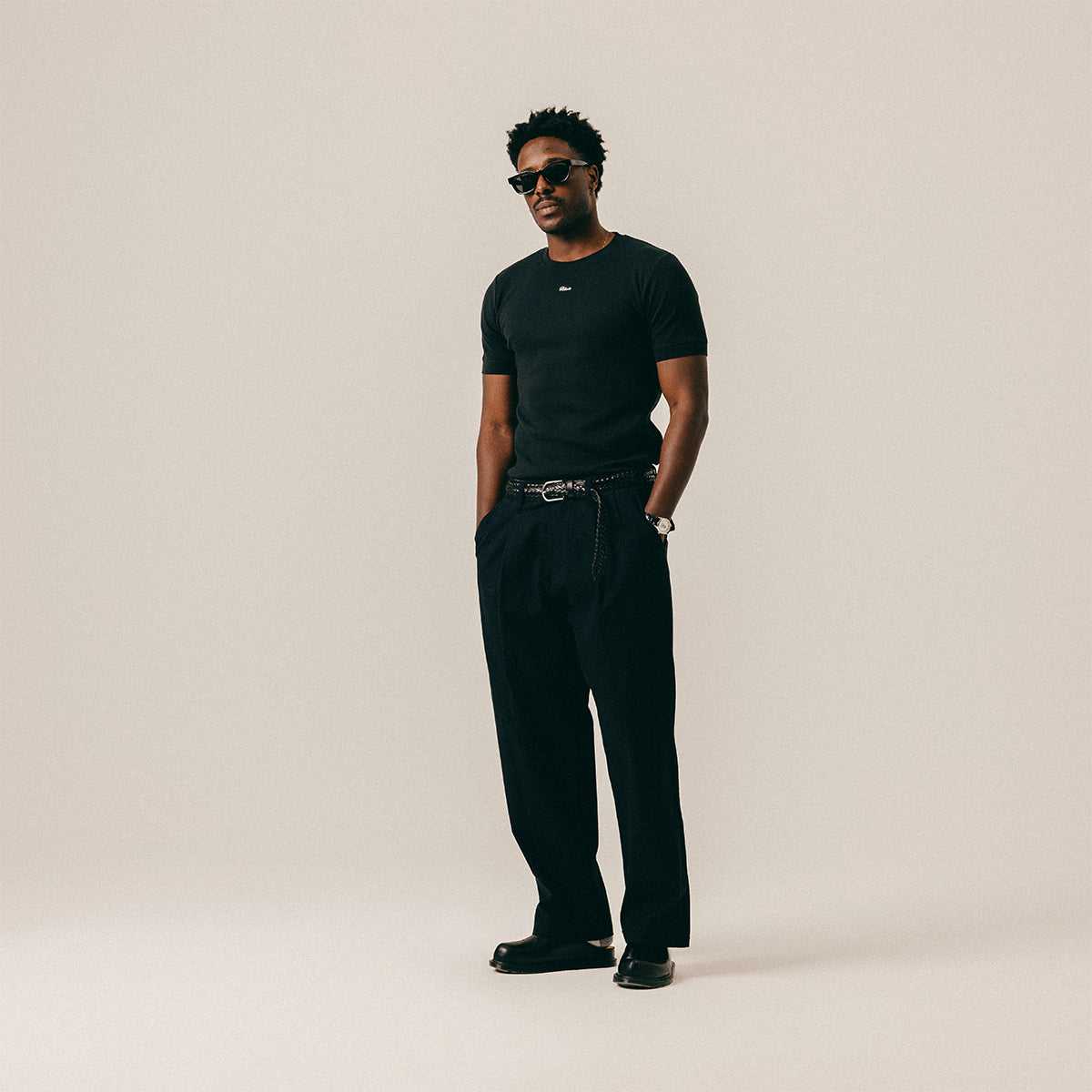 SCIRPT FITTED TEE - BLACK