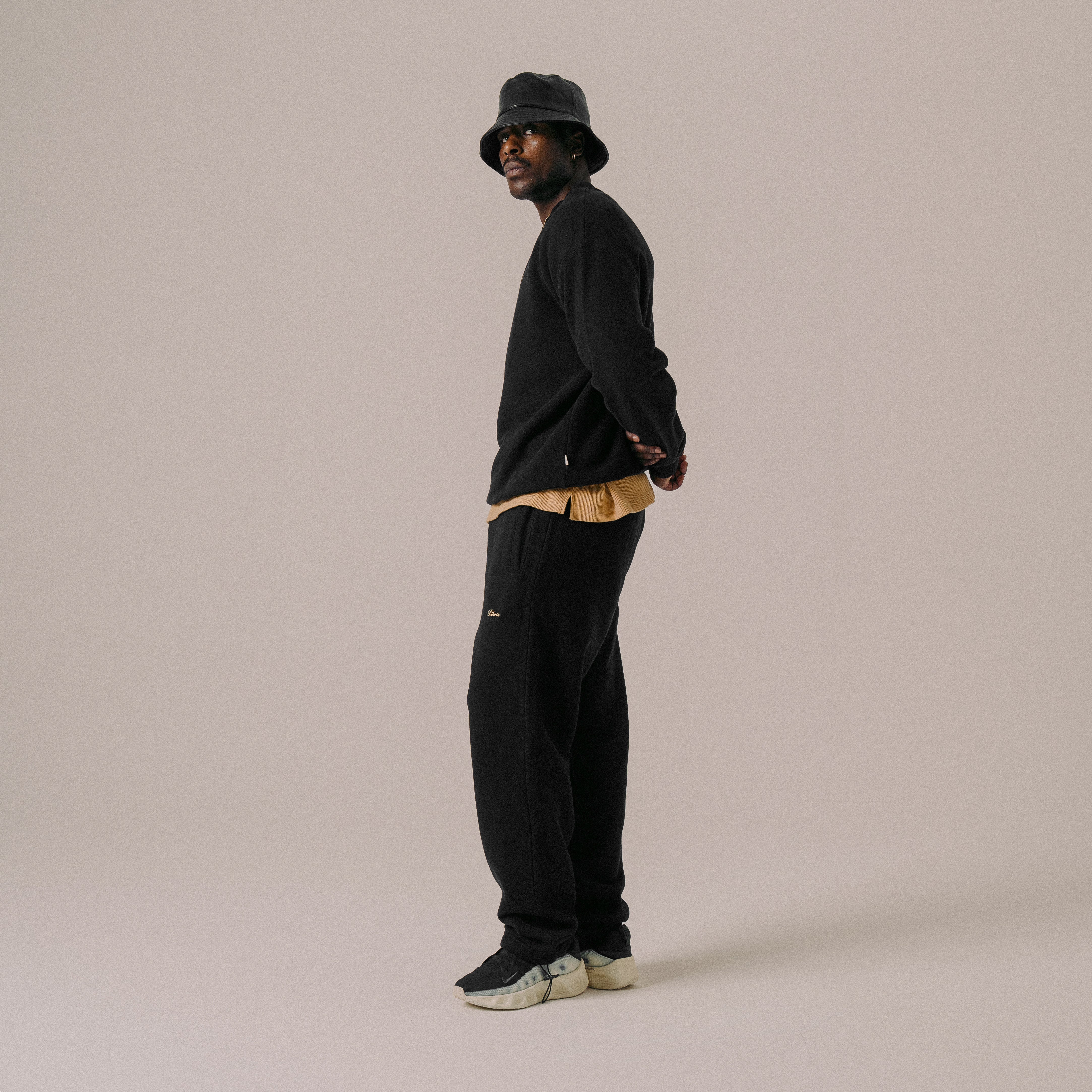 BLKVIS SCRIPT CREWNECK - BLACK