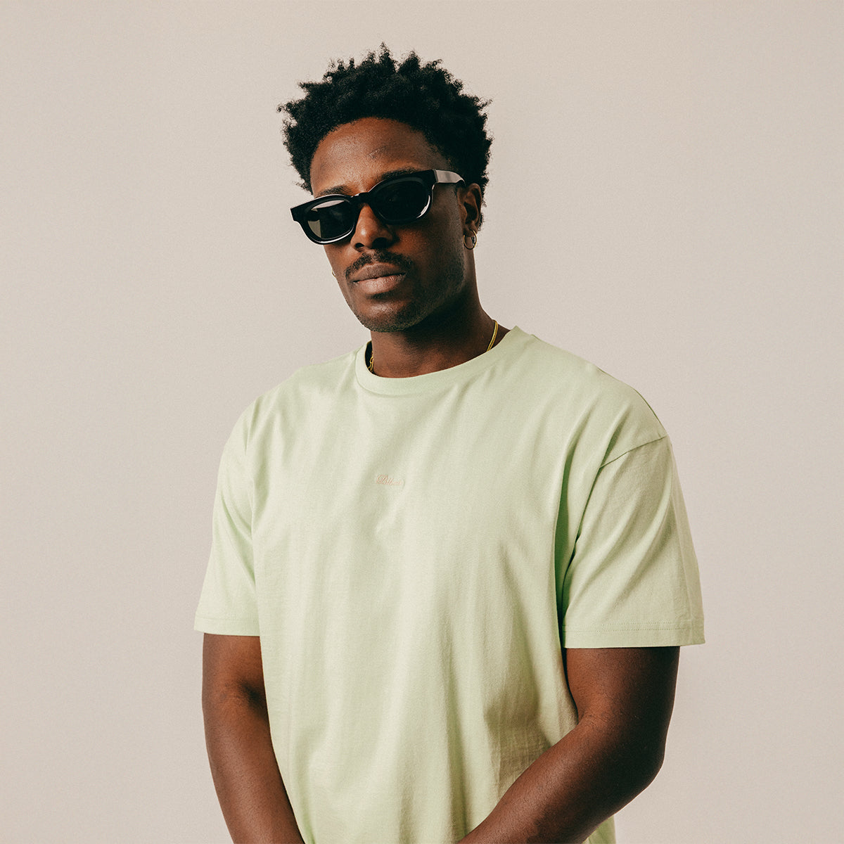 SCRIPT TEE - LAUREL GREEN