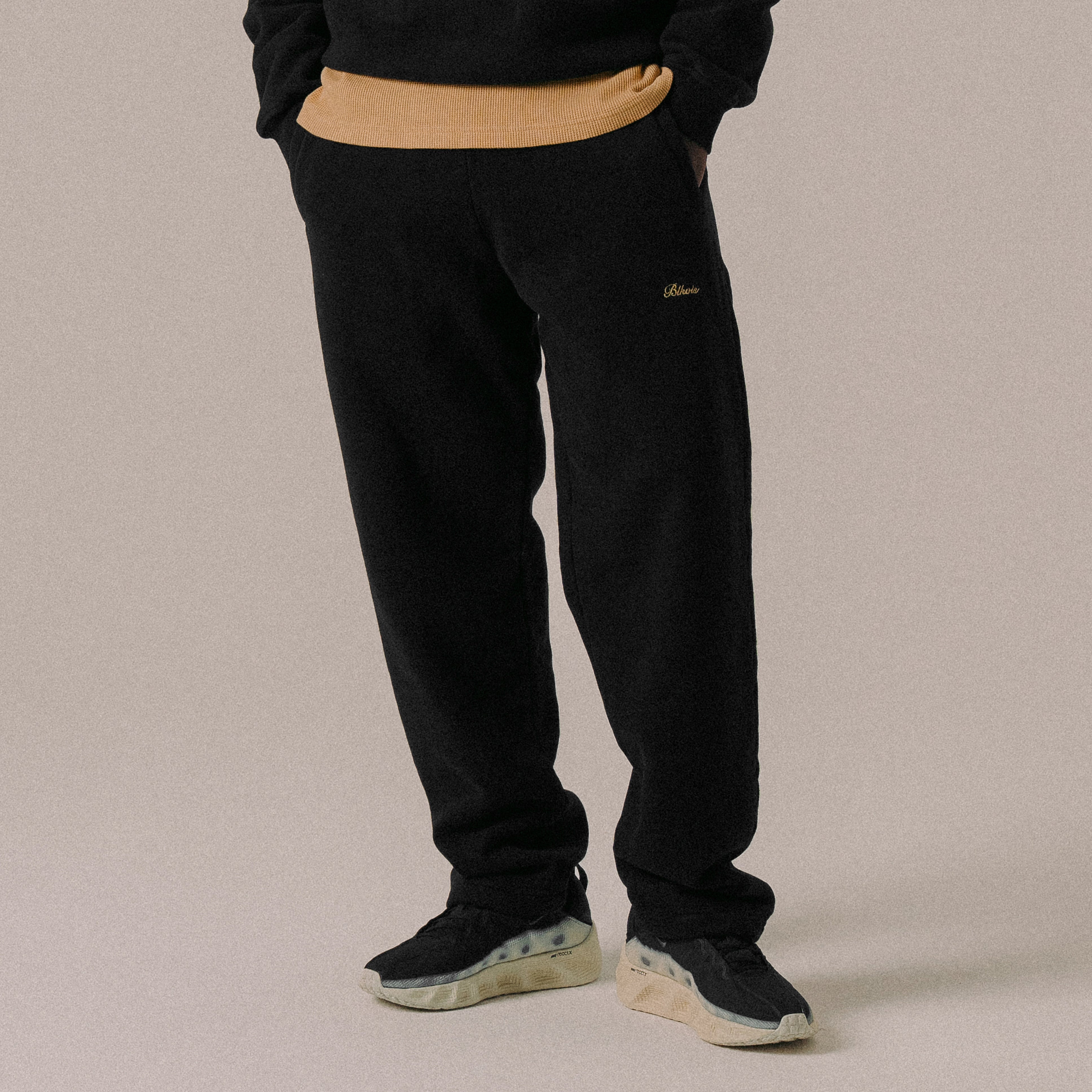 BLKVIS SCRIPT SWEATPANTS - BLACK