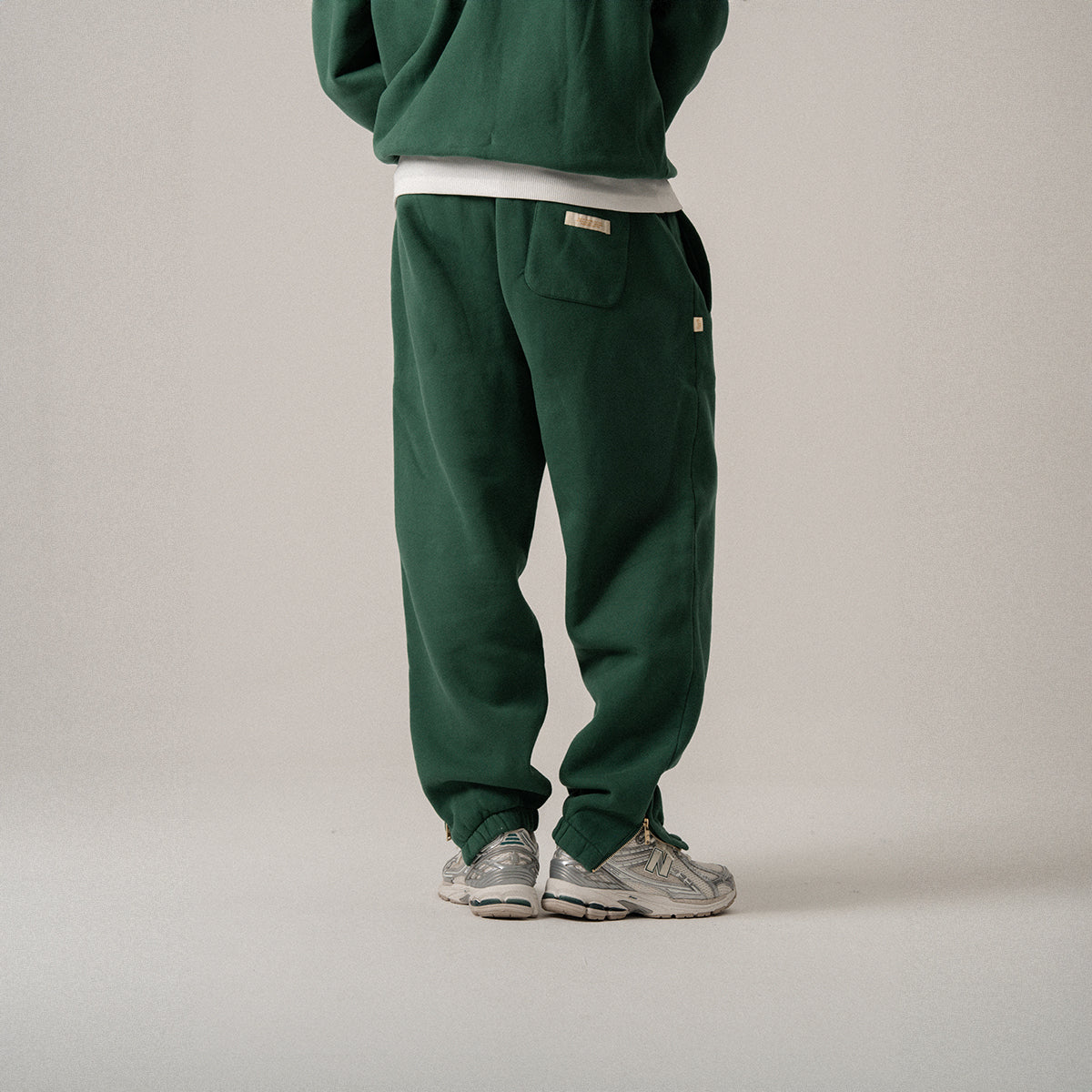 BLKVIS SCRIPT SWEATPANTS - HUNTER GREEN