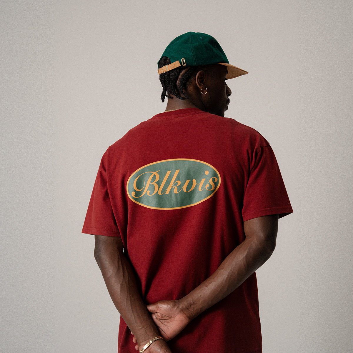 BLKVIS SCRIPT TEE - MERLOT