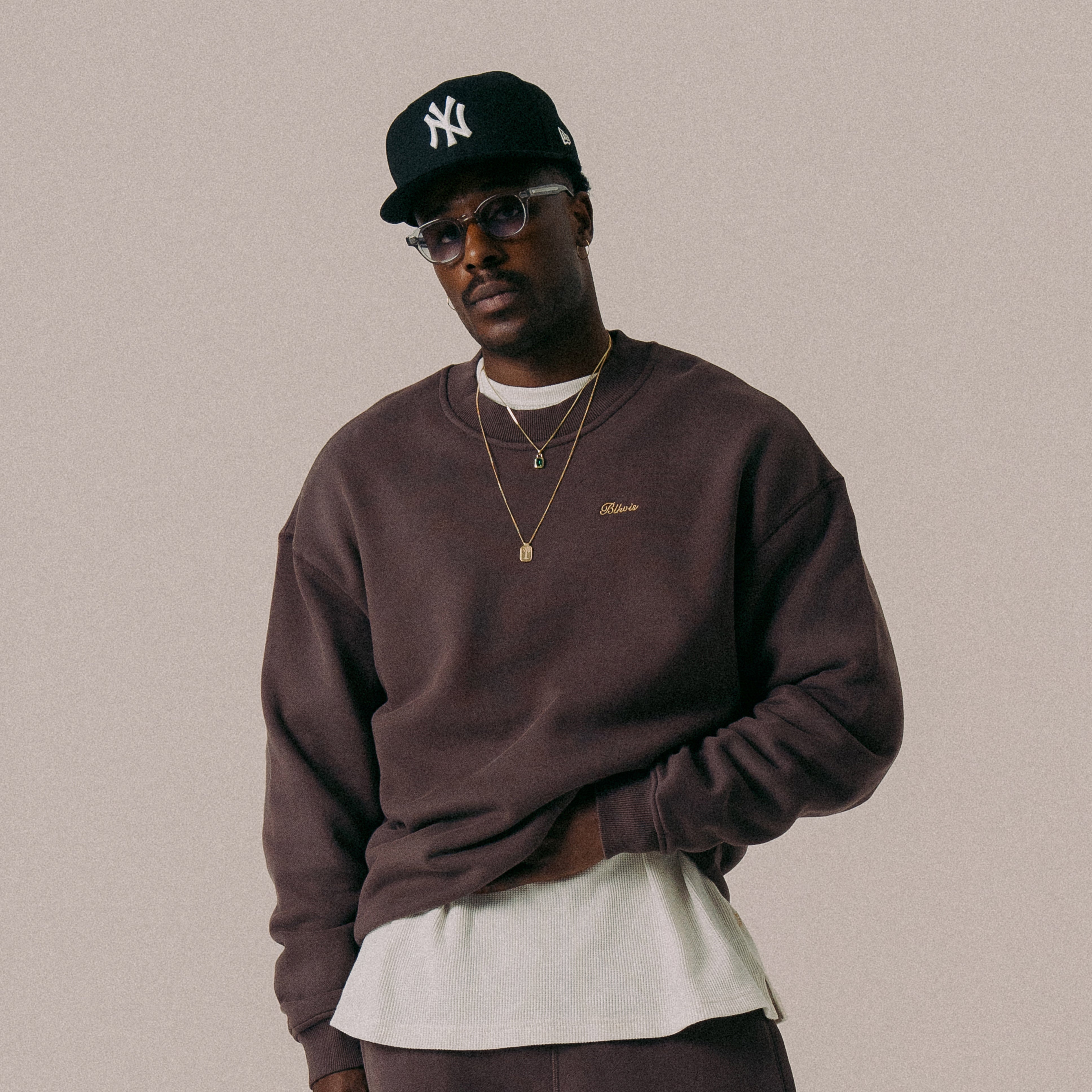 BLKVIS SCRIPT CREWNECK - RAISIN